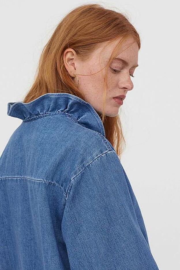 Detalle de la espalda de la camisa vaquera de H&M.