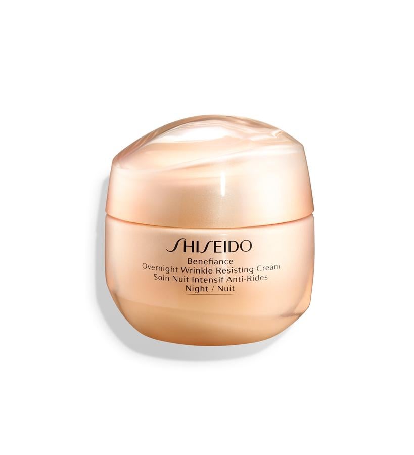 Esta crema de noche rica en humectantes mejora los signos visibles de la falta de sueño: arrugas, piel seca y áspera, falta de luminosidad y rostro fatigado. Benefiance Overnight Wrinkle Resisting Cream de Shiseido (103 €).