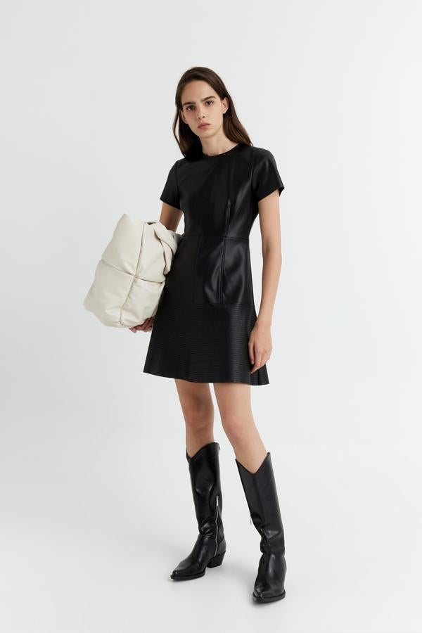 Vestido corto efecto piel de manga corta con cuello caja, de Sfera (35,99 €).