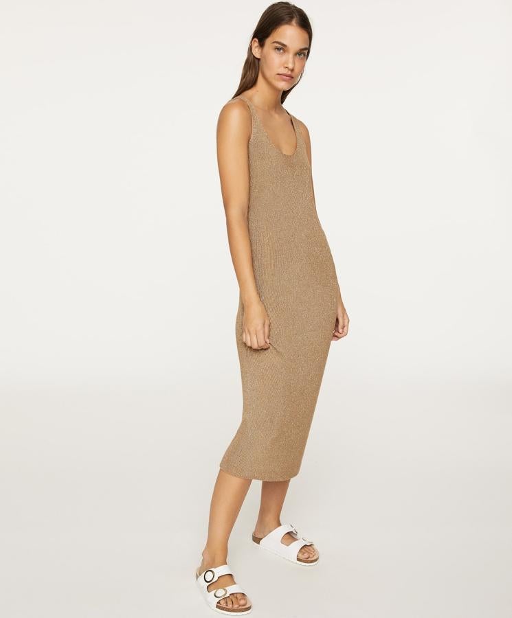 Otro vestido de Oysho que se ciñe como una segunda piel y que está llamado a crear auténticos 'lookazos' este otoño. ¿Su precio rebajado? 20.99 euros.