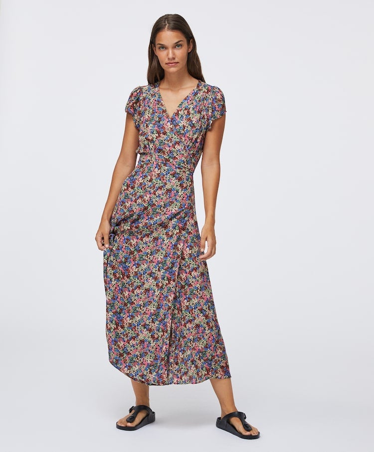 Y para el entretiempo, nos quedamos con este vestido midi de flores, perfecto para llevar con bailarinas y una cazadora vaquera. Cuesta 25.19 euros en Oysho.