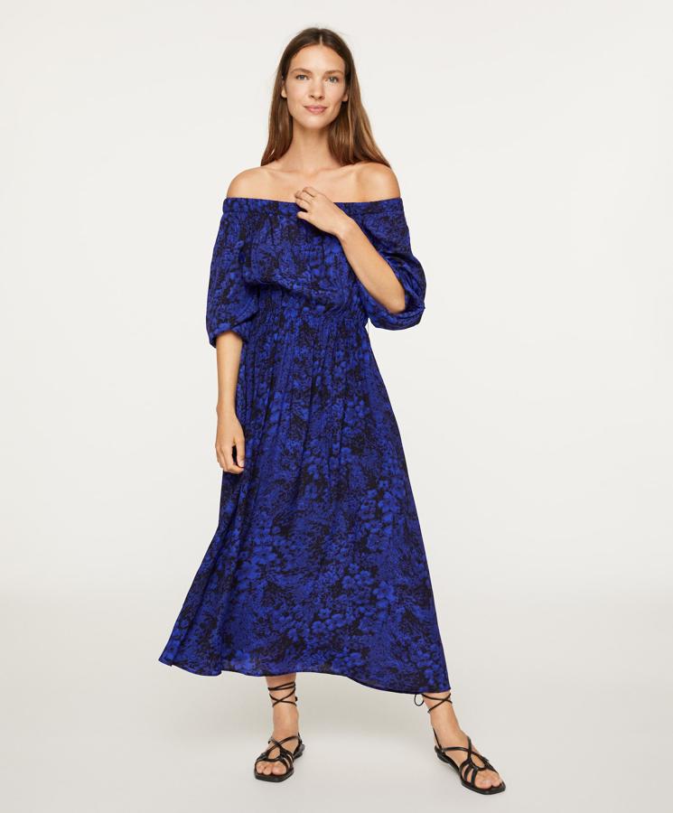 Nos imaginamos este vestido 'off the shoulders' de Oysho (25.19 euros) con una biker de cuero y unos botines rockeros, y no nos puede parecer más apetecible el look...