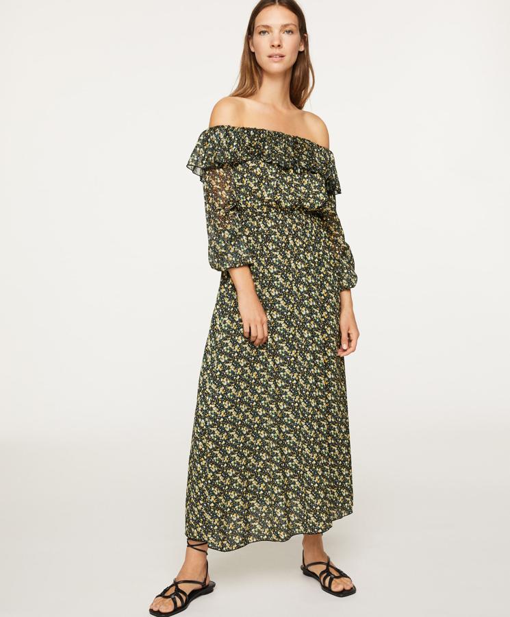 Este maxi vestido de gasa estampada con escote off the shoulders es perfecto para lucir en otoño con tus botas favoritas. Está rebajado a 27.99 euros en Oysho.
