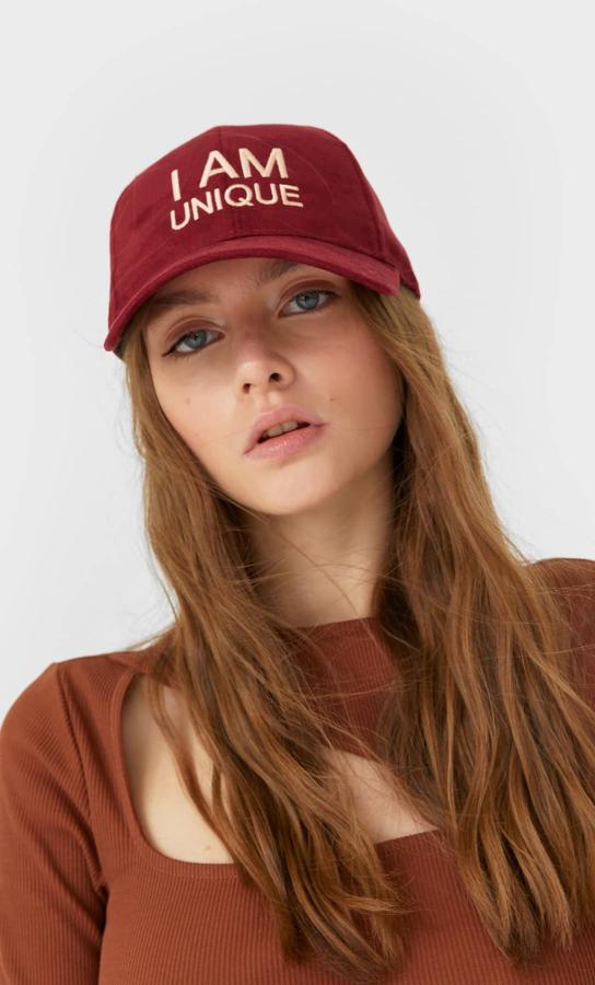 Si el primavera hemos llevado el sombrero bucket y en verano los de rafia, el otoño es la época de las gorras. Y si son con mensaje, mejor (9,99 euros).