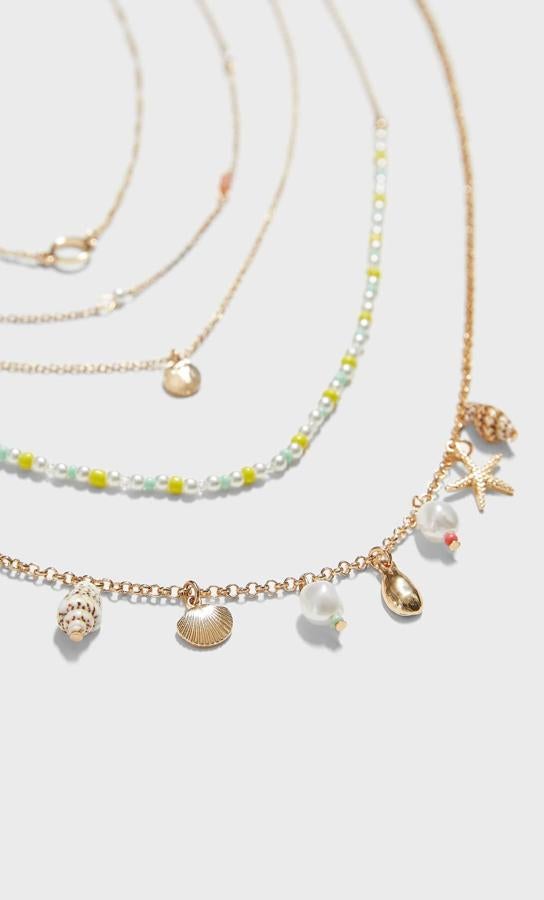 Este set de cadenas con motivos veraniegos es uno de nuestros favoritos para apurar al máximo el verano pero, de momento, está agotado en la web de Stradivarius. Estaremos muy pendientes para cuando lo repongan (7,99 euros).