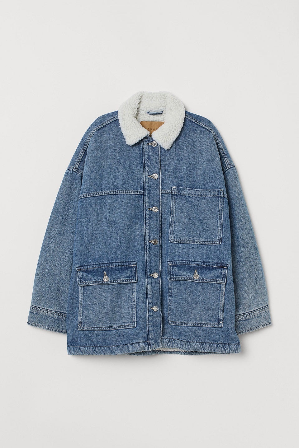 Cazadora denim XXL con cuello de borreguito de la nueva colección de H&M. (39,99 euros).