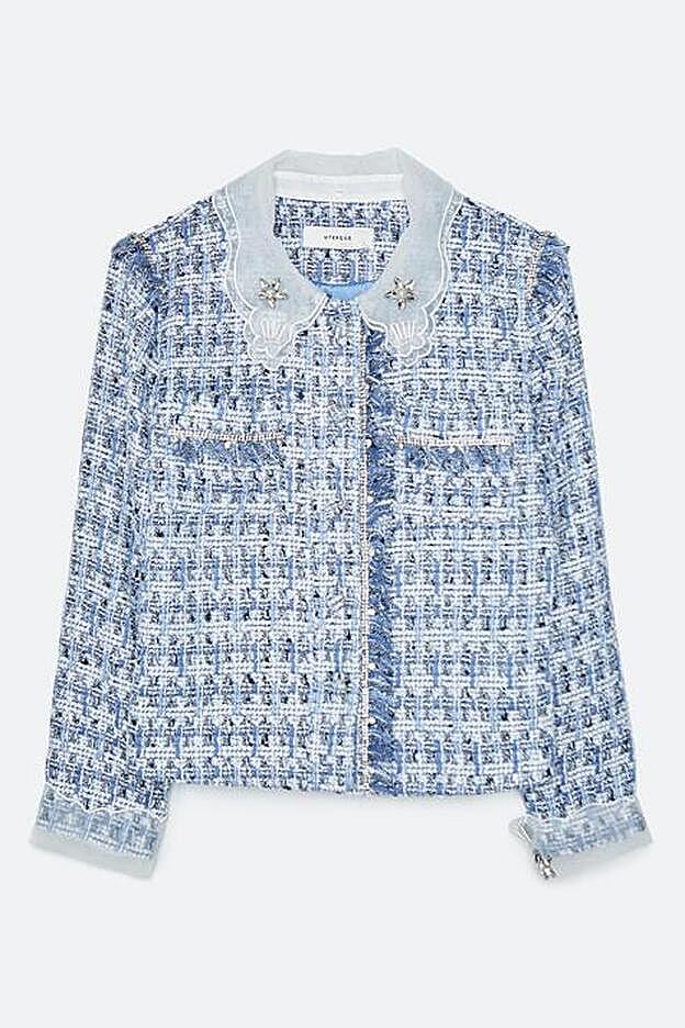 La chaqueta incluye cuello y puños de organza bordada desmontables.