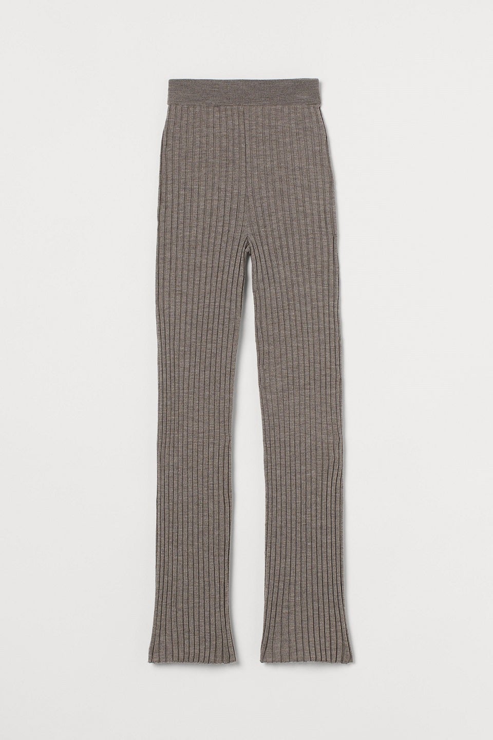 Pantalones de punto ajustados y acampanados de H&M. (49,99 euros).