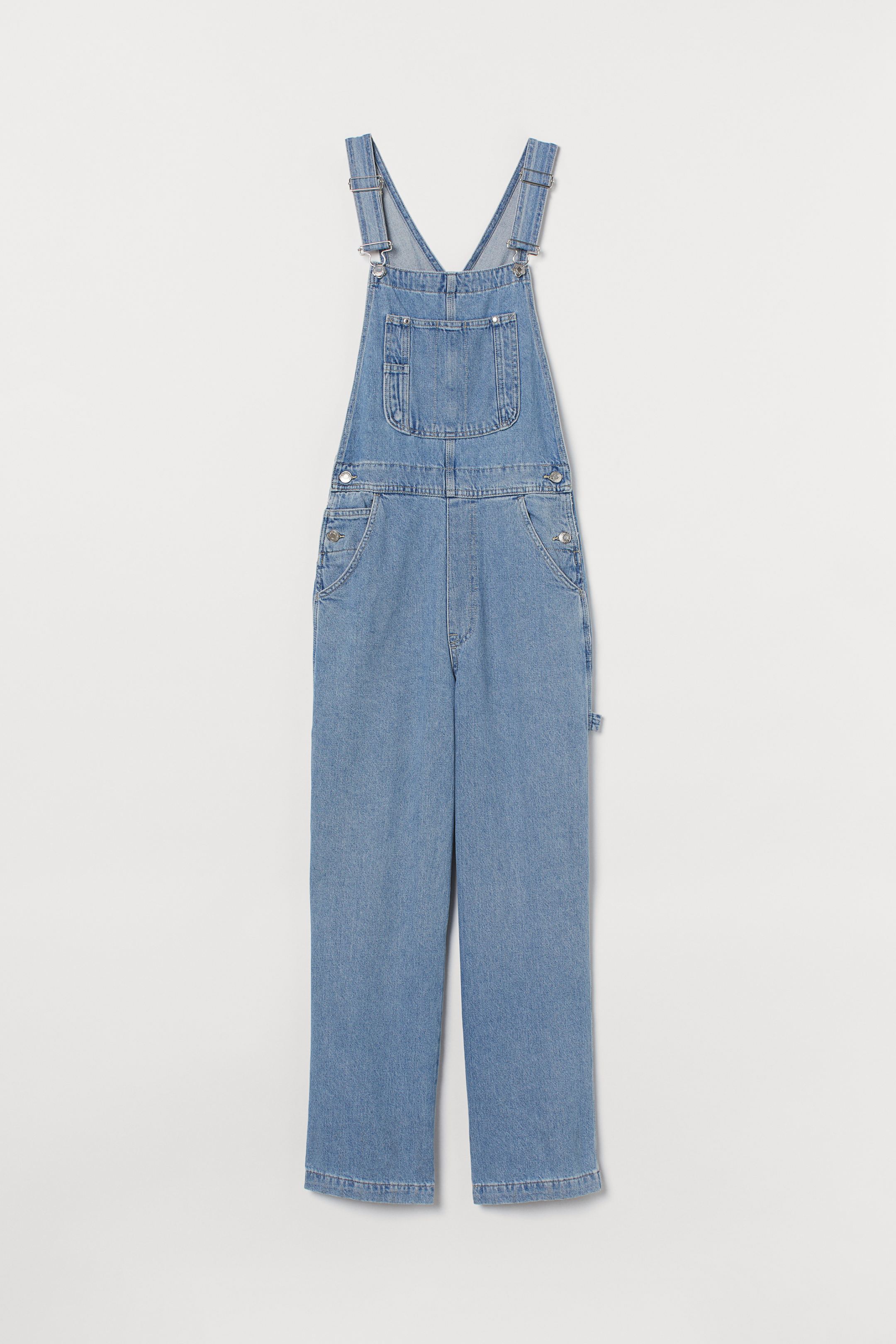 Si aún no tienes uno... incluye este peto denim de H&M entre tus imprescindibles. Tan versátil como para combinarla en pleno invierno con un jersey y en verano con bikini. (29,99 euros).