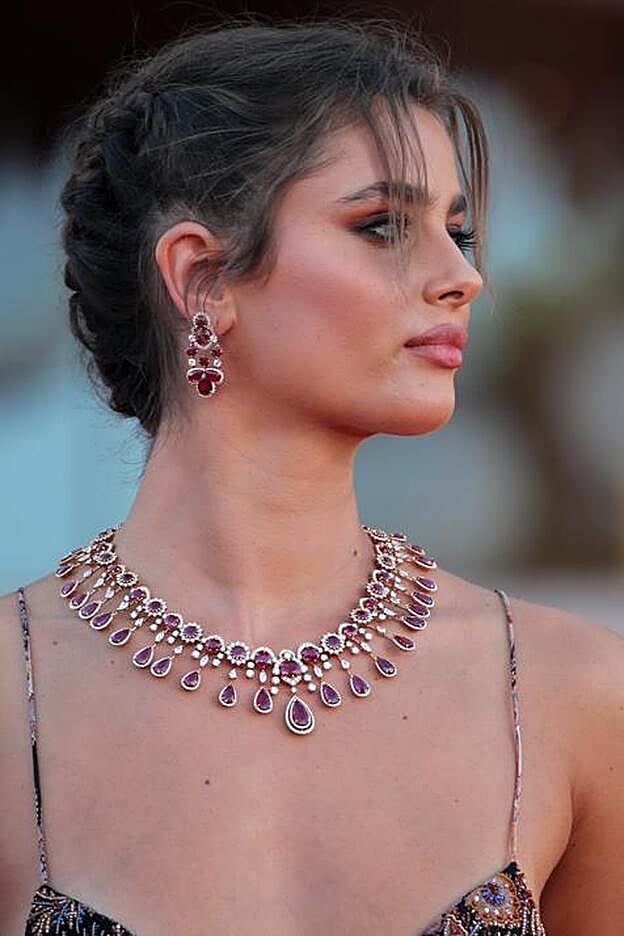 El look de belleza de Taylor Hill para la alfombra roja del Festival de Venecia.