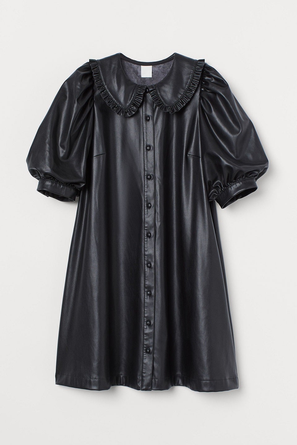 Vestido mini efecto piel con cuello bobo y cierre de botones. (34,99 euros).