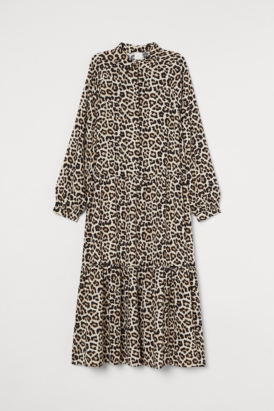 También vuelve el animal print de leopardo a las tendencias del entretiempo. Hazte con este vestido midi tipo camisero y triunfa este otoño. (19,99 euros).