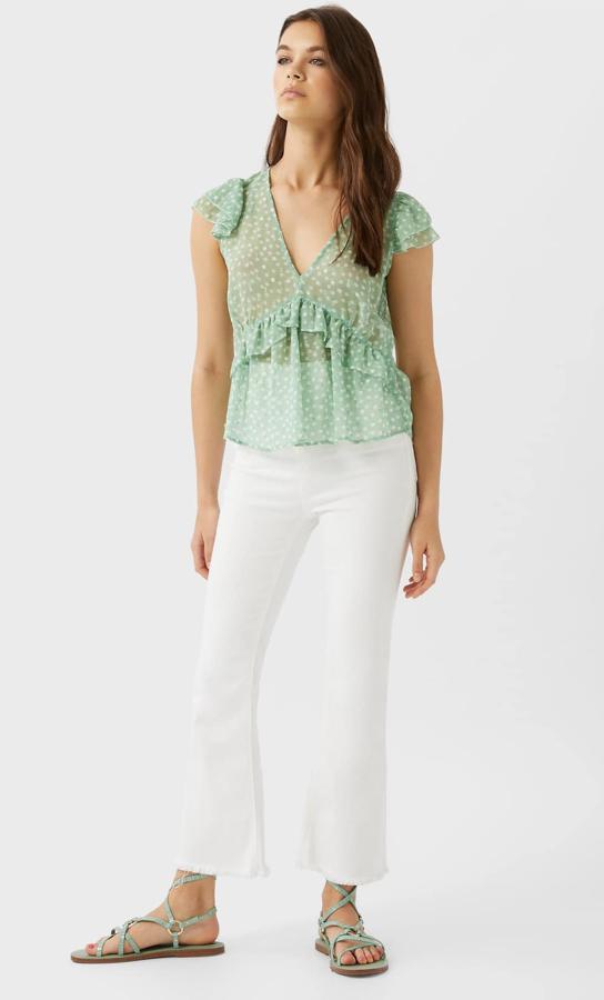 En color agua marina, esta blusa fluida con cuello de pico y manga corta con volantes cuenta con detalle de volante y tiene un precio de 11,19 euros.