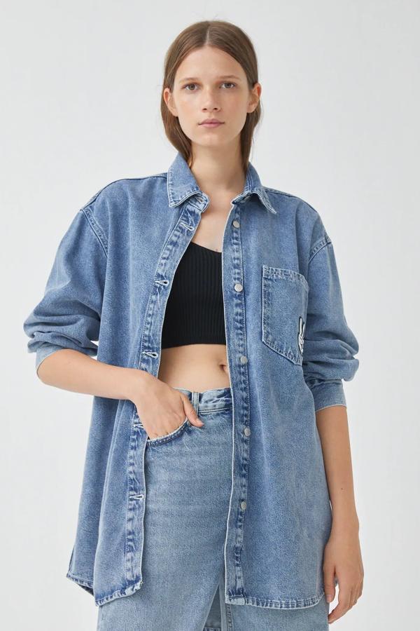 En color azul, esta cazadora con detalles inspirados en el personaje de Disney Minnie Mouse cuenta con cierre mediante botones y está confeccionada en algodón. Tiene un precio de 39,99 euros.