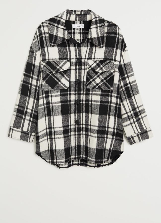 Esta chaqueta ancha de lana con estampado de cuadros en blanco y negro cuenta con bolsillos en la parte central y cierre de botones. Tiene un precio de 69,99 euros.