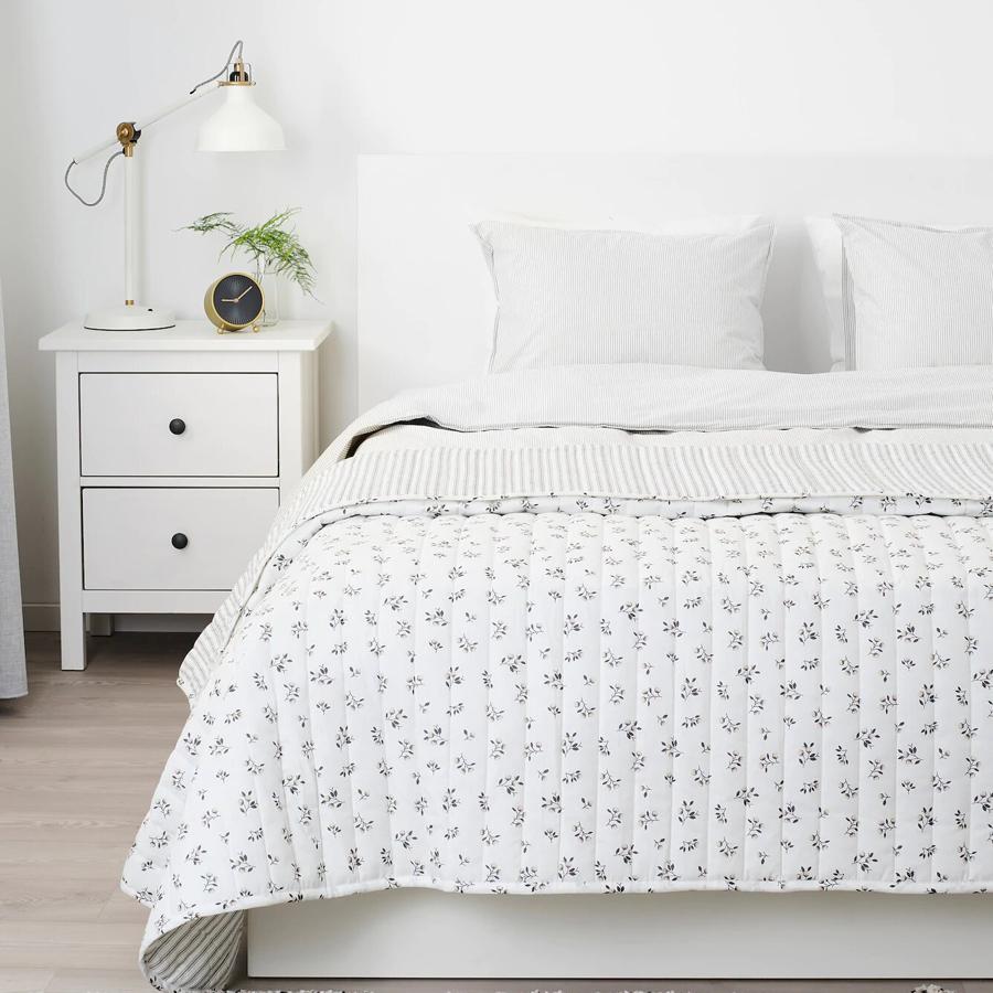 En color blanco y con pequeñas flores grises estampadas, esta colcha guateada cuenta con una capa adicional de abrigo. Mide 260x250 centímetros y tiene un precio de 50 euros.
