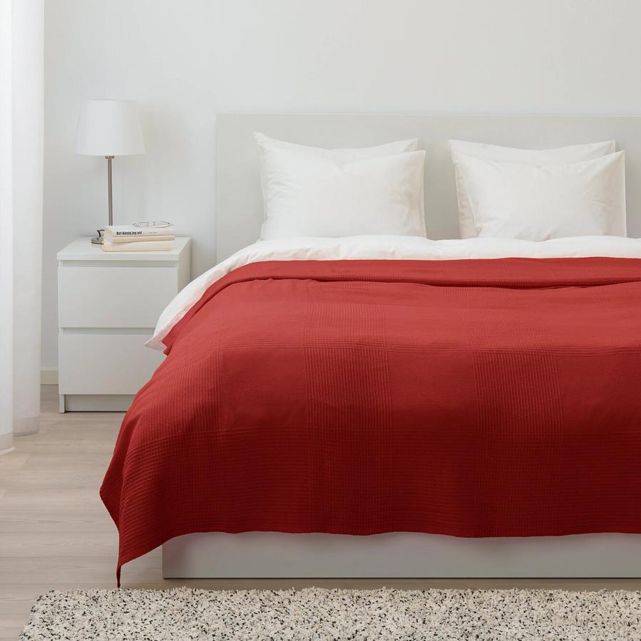 En color naranja rojizo, esta suave colcha de algodón con medidas de 230x250 centímetros tiene un precio de 16 euros y está disponible en muchas más tonalidades.