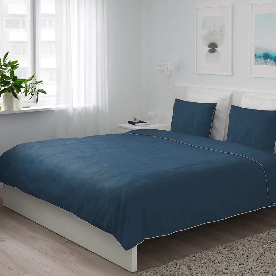 En color azul oscuro con detalles en blanco, esta funda nórdica tiene un suave tacto y está tejida con hilo de algodón de gran calidad. Disponible en varios colores y tamaños, esta, de 240x220 centímetros incluye dos fundas de almohada y tiene un precio de 30 euros.