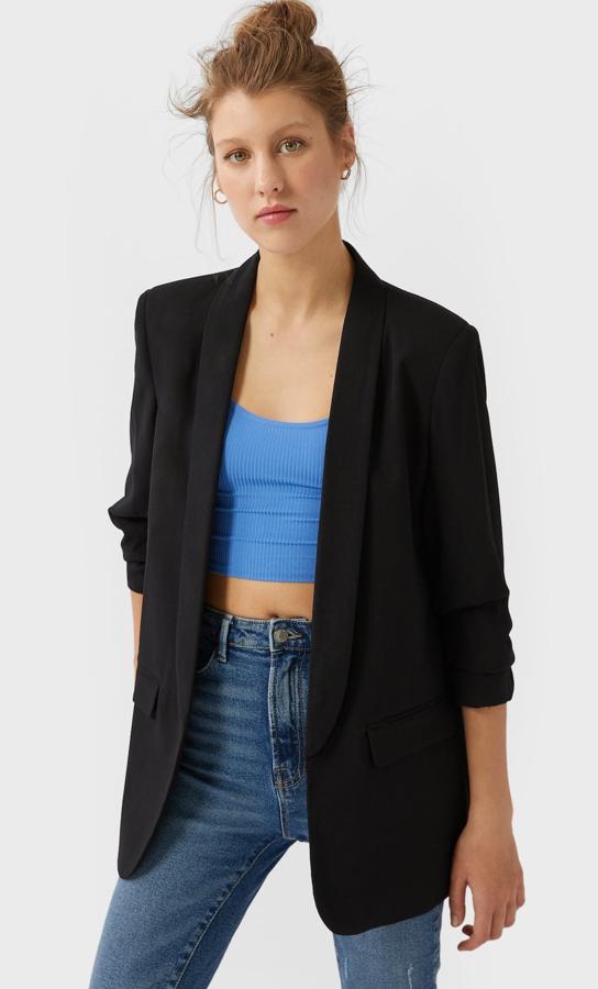 Disponible en negro, crudo o piedra, esta americana con manga remangada por debajo del codo cuenta con bolsillos delanteros con solapa. Es de Stradivarius y tiene un precio de 29,99 euros.