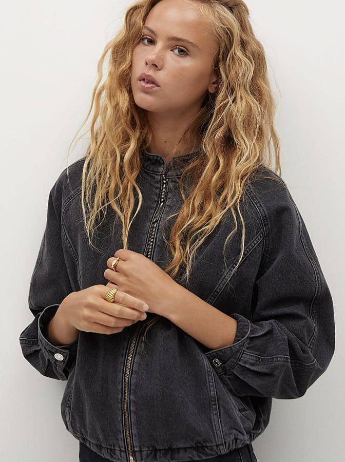 Confeccionada en 100% algodón, esta chaqueta bomber cuenta con cuello redondo y costuras decorativas. Con elástico en la parte posterior, es de Mango y tiene un precio de 39,99 euros.