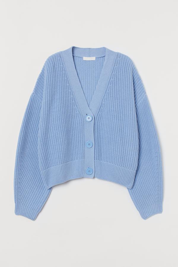 Este cárdigan en punto de canalé de mezcla de algodón suave en color azul claro tiene un precio de 19,99 euros y cuenta con botones del mismo color en la parte delantera.