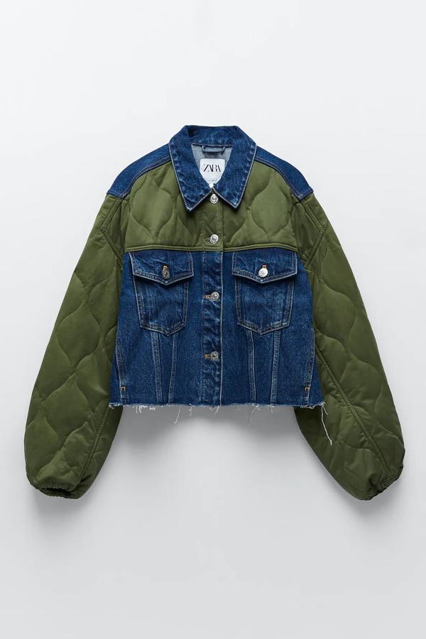 Esta cazadora cropped que combina el tejido denim en azul marino con el acolchado en verde cuenta con bolsillos delanteros y tiene un precio de 49,95 euros. Es de Zara.