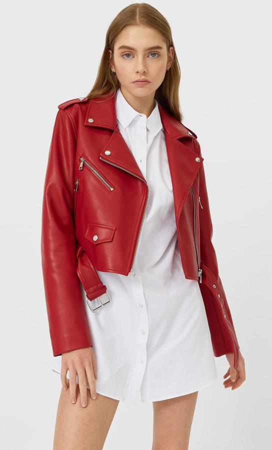 Esta cazadora de efecto piel en color rojo cuenta con bolsillos delanteros y detalle de trabillas en los hombros. Con aplicación de cinturón, es de Stradivarius y tiene un precio de 25,99 euros.