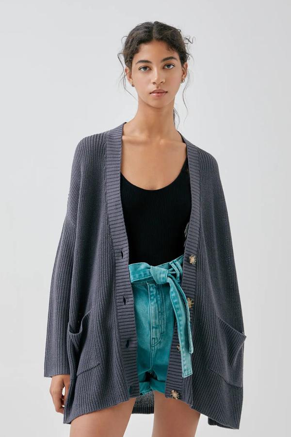 Esta chaqueta larga de punto en color gris con detalle de botones en contraste es de Pull & Bear y tiene un precio de 19,99 euros.