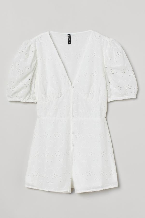 En color blanco, este mono corto de gasa con escote de pico pronunciado con ribete de volantes y botones revestidos cuenta con mangas abullonadas y tiene un precio de 24,99 euros.