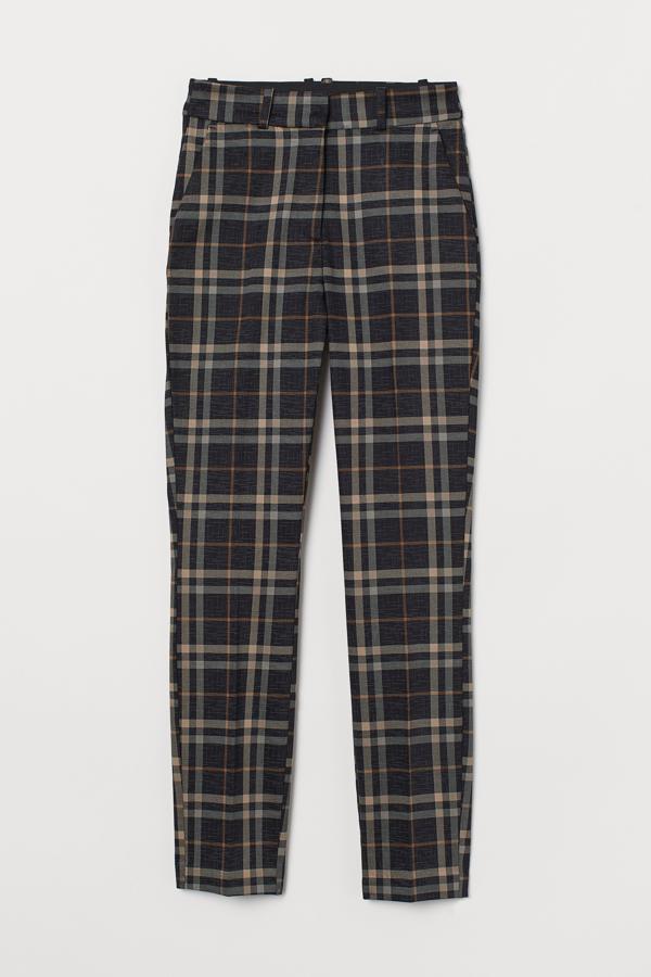 Disponible en multitud de colores, este pantalón pitillo tobillero en tejido elástico a cuadros cuenta con bolsillos y elástico oculto en la cintura. Tiene un precio de 19,99 euros.