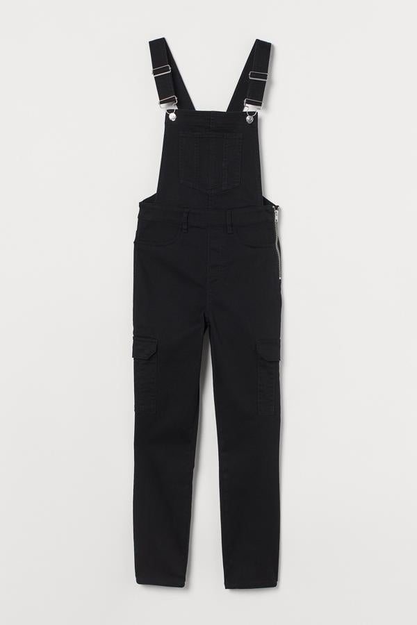 Este peto en denim elástico en color negro cuenta con tirantes ajustables y talle alto. Con bolsillos y cremallera en un lateral, tiene un precio de 29,99 euros.