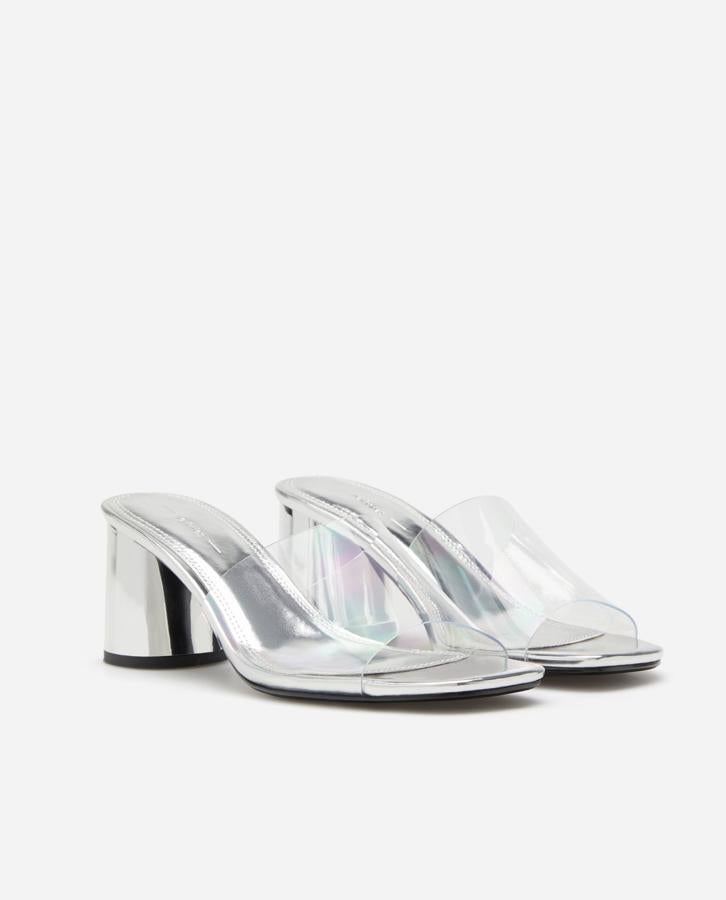 Esta sandalia de tacón ancho metalizado de 7,2 centímetros cuenta con tira de vinilo en la parte delantera. Es de Lefties y tiene un precio de 19,99 euros.