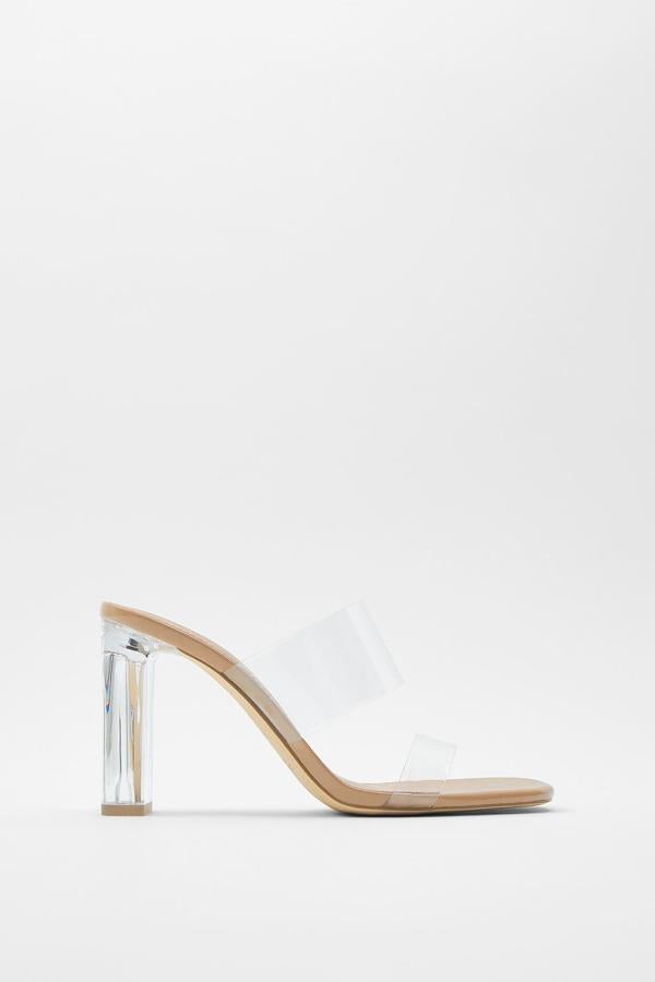 Esta sandalia de Zara con tacón de 9,8 centímetros está disponible tanto en color natural como en negro. Con tiras en la parte delantera en vinilo transparente, cuenta con tacón ancho de metacrilato y tiene un precio de 29,95 euros.