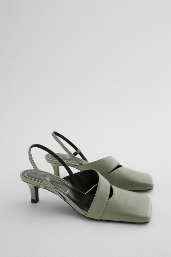 En color verde caqui, este zapato de piel con tacón de 6 centímetros cuenta con abertura en la parte delantera, acabo en punta cuadrada y tira en la parte trasera. Es de Zara y tiene un precio de 59,95 euros.