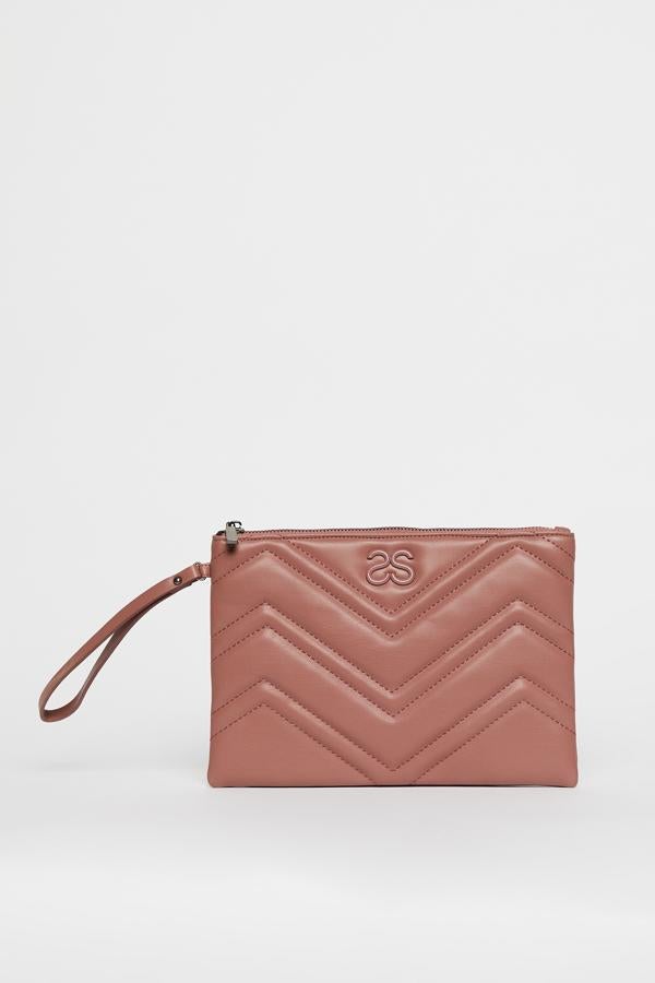 Diseño zigzag en rosa maquillaje para esta cartera acolchada de Sfera con cierre de cremallera y agarrador a tono. Cuesta 8,99 euros.