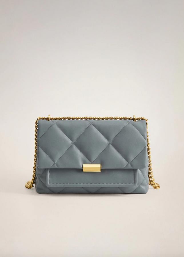 Diseño acolchado y tamaño grande para este bolso de Mango con triple compartimento y cierre de clip y asa de hombro en dorado. Tiene un precio de 39,99 euros.