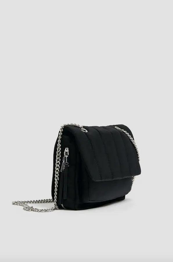 En formato bandolera en tejido con textura acolchada, esta bandolera de Pull&Bear viene con cremallera extensible en el bajo y cierre de solapa. Viene con asa de hombro de cadena metálica y cuesta 19,99 euros. También está disponible en color lima.