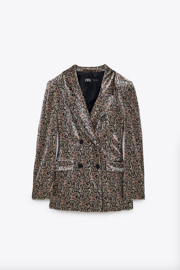 Estampado paisley en tonos negros y arena para esta blazer de terciopelo con manga larga y hombros marcados de Zara. Con cierre frontal cruzado con botones, cuesta 49,95 euros y está disponible entre las tallas XS y XL.