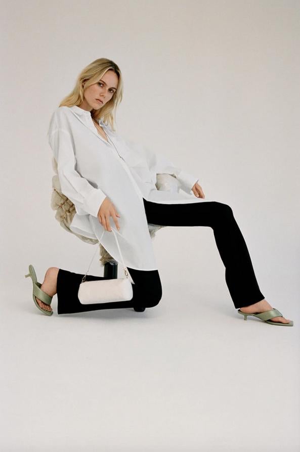 De tiro alto, con cintura elástica y bajos acabados con aberturas delanteras, este legging de Zara con estampado animal tiene un precio de 25,95 euros y está disponible entre las tallas XS y XL.