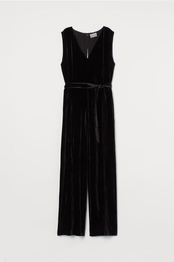 Terciopelo en mezcla de seda para este mono largo en color negro, sin mangas con escote de pico profundo, cinturón de anudar extraíble y perneras rectas amplias. Solo podemos comprarlo en la web de H&M por 149 euros, entre las tallas 32 y 46, y en color burdeos.