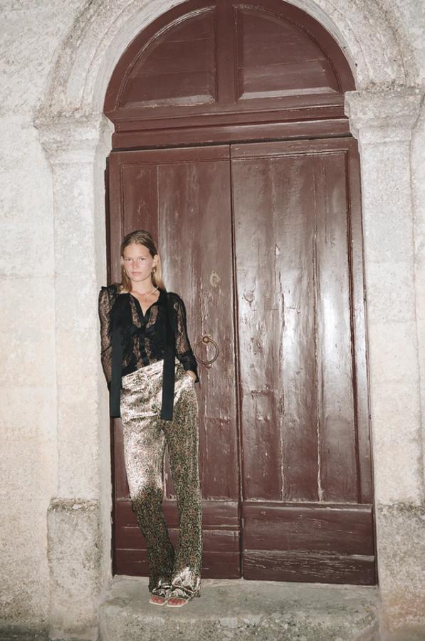 A juego con la blazer, estos pantalones de tiro alto y pernera recta de terciopelo son de Zara. Cuestan 29,95 euros y están disponibles entre las tallas XS y XL.