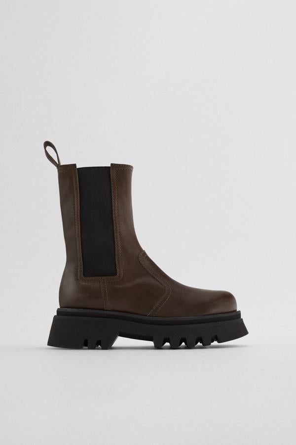 Botín de piel con cierre elástico y suela de goma, de Zara (99,95 €).