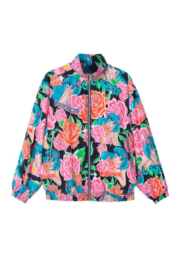 Los dibujos manga son una constante en la trayectoria de la diseñadora y no podían faltar en esta colección para Desigual. Como en esta sudadera con cremallera estampada con flores y dibujos animados de su colección cápsula (129,95 euros).