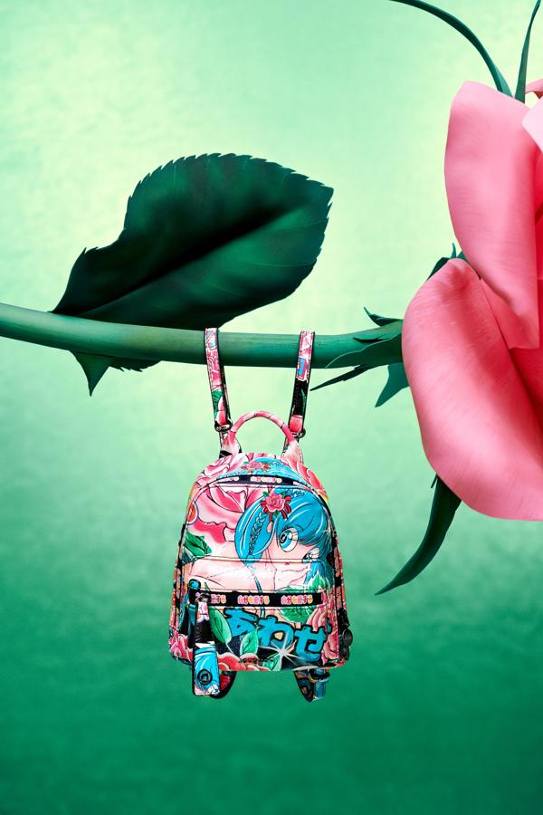 María Escoté no se ha dejado nada y también ha querido incluir los accesorios en la colección cápusla. Un bolso, una mochila (en la foto, 59,95 euros) y hasta dos diseños de mascarillas.