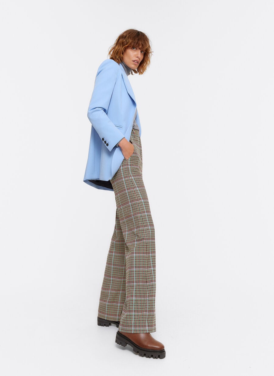 Pantalones acampanados de cuadros, un clásico para el otoño de la nueva colección de Uterqüe. (89 euros).
