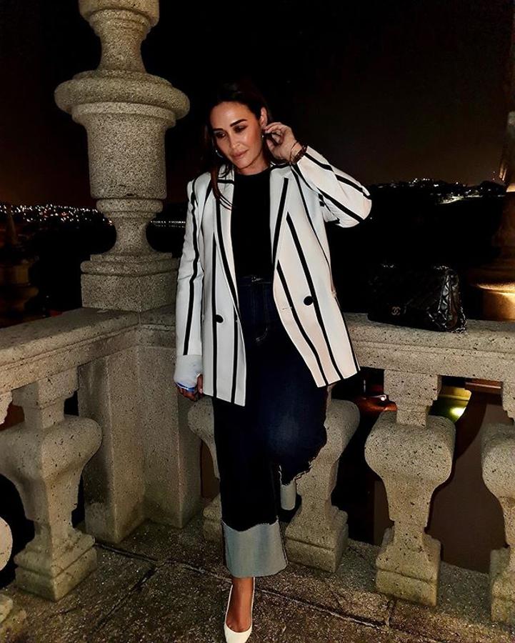 Vicky Martín Berrocal nos demuestra que un look de noche con vaqueros puede ser sensacional. En este caso, la diseñadora combina estos de nueva colección de Zara (29.95 euros) con blazer de Uterqüe.