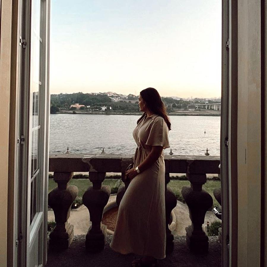 Vicky Martín Berrocal confirma que este es uno de los vestidos de Zara que mejor sienta, tengas la talla y la edad que tengas. Este modelo camisero en color arena, con detalle de cinturón y largo midi, voló en las rebajas...