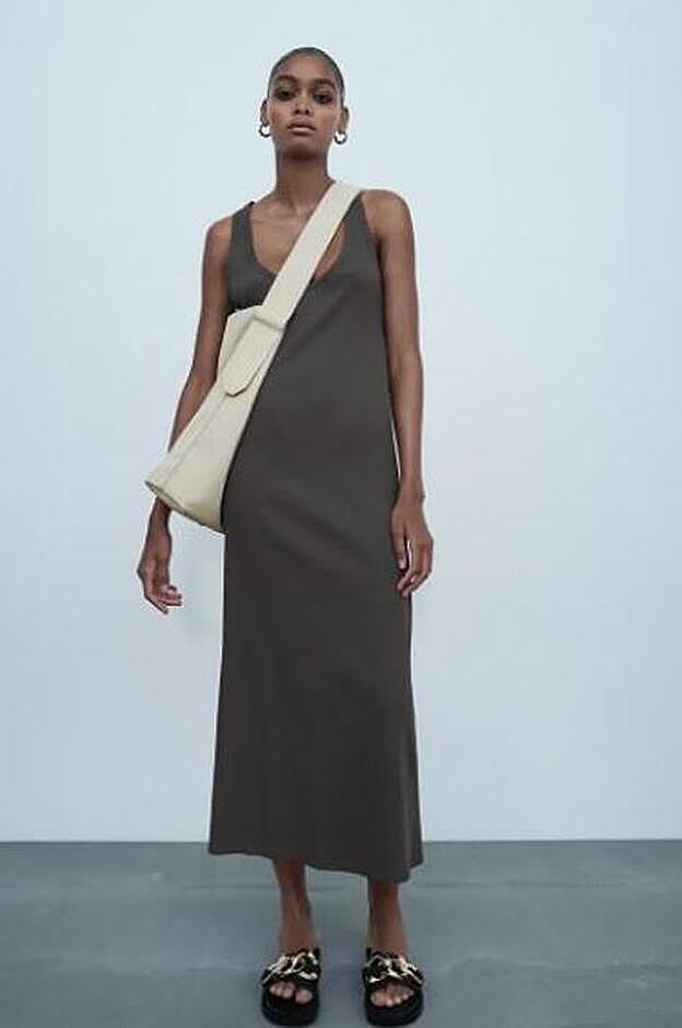 El vestido de canalé gris que lleva Laura Matamoros en Instagram es de Zara y cuesta 12,95 euros.