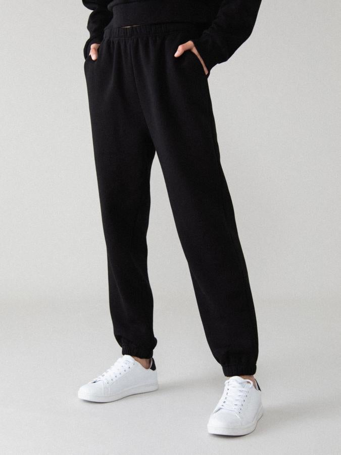 Diseño liso en negro, caqui, gris o rosa empolvado para este pantalón de goma elástica en la cintura y en el bajo y dos bolsillos delanteros. Tiene un precio de 8,99 euros y está disponible entre las tallas S y XL.