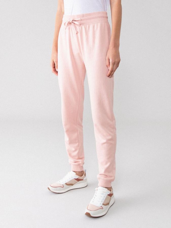 Disponible en rosa claro, negro o gris, este pantalón básico de chándal en corte holgado tiene la cintura elástica ajustable con un cordón y puño en el bajo. Cuesta 5,99 euros y está disponible entre las tallas S y XL.